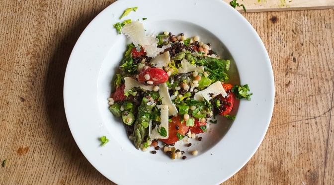 Fregola Sarda-Linsen-Salat mit Parmesan-Vinaigrette