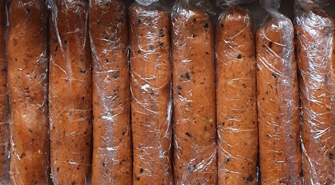Kichererbsen-Tempeh-Sticks mit Black Garlic Aïoli und Karotten-Linsen